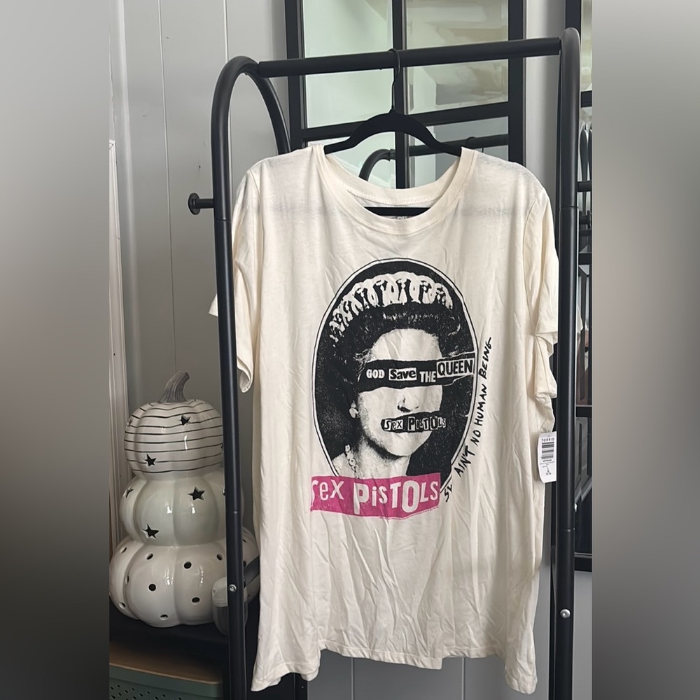 TORRID SEX PISTOLS BAND GRAPHIC TEE SIZE 3 (3X)